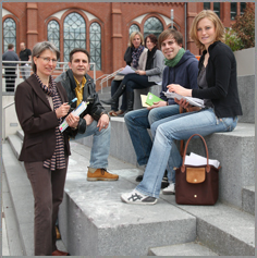 FH-Diakonie: Gruppe Studierender auf dem Campus